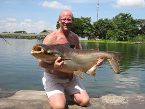 Catfish fishing in Bangkok at Bungsamran Lake 