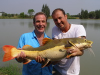 Eddy Mounce & Robson Green redtail catfish fishing in Thailand