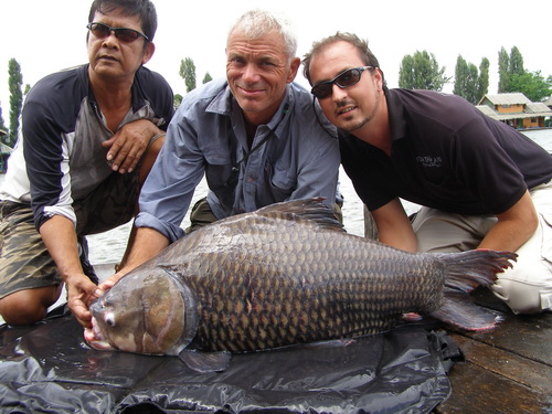 Filming River Monsters at Bungsamran Lake in Bangkok for Siamese giant carp with Jeremy Wade