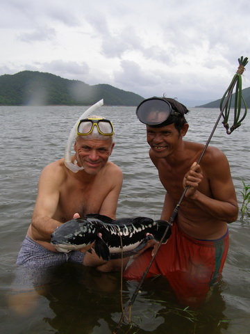 Jeremy Wade spear fishing in Thailand for giant snakehead