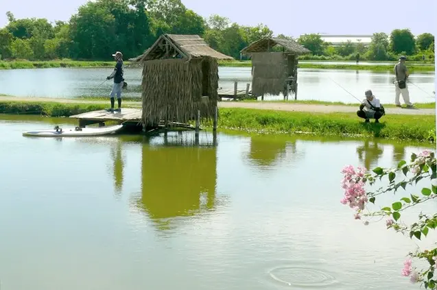 huts provide shade at Pilot 111 Ponds