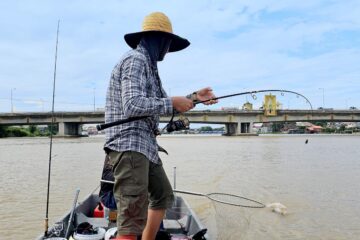 Chao Phraya River fishing in Bangkok