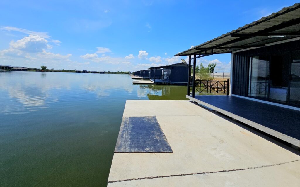 Luxury fishing bungalow at Bang Len Lake in Thailand