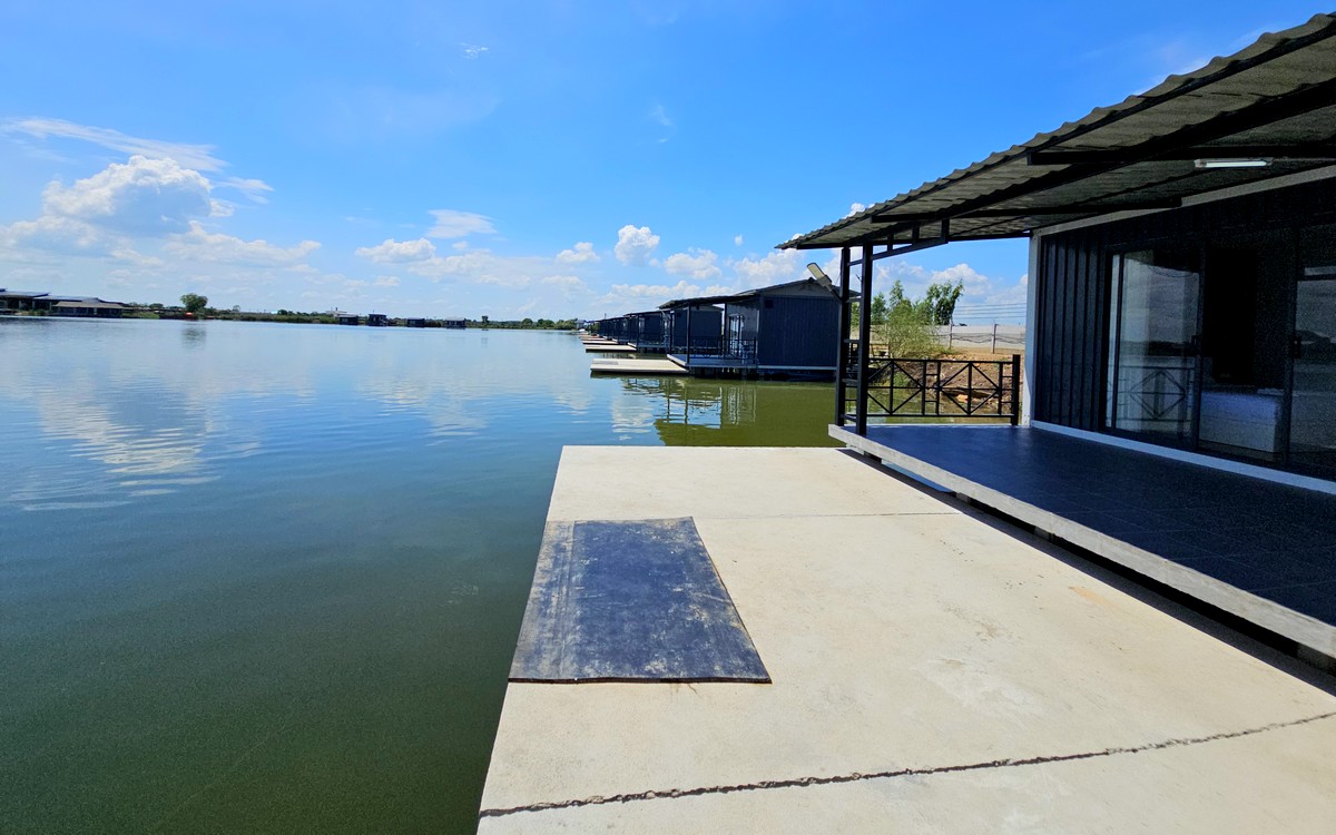 Luxury fishing bungalow at Bang Len Lake in Thailand